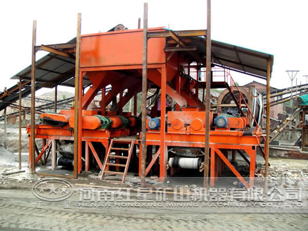 輥式破碎機(jī)現(xiàn)場圖