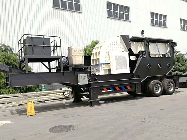 移動(dòng)重錘式破碎機(jī)多少錢(qián)一臺(tái)？生產(chǎn)現(xiàn)場(chǎng)效率又環(huán)保