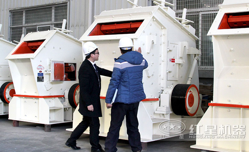 客戶參觀反擊式破碎機(jī)