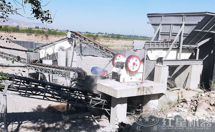 時產(chǎn)200噸的破碎現(xiàn)場使用鄂式破碎機