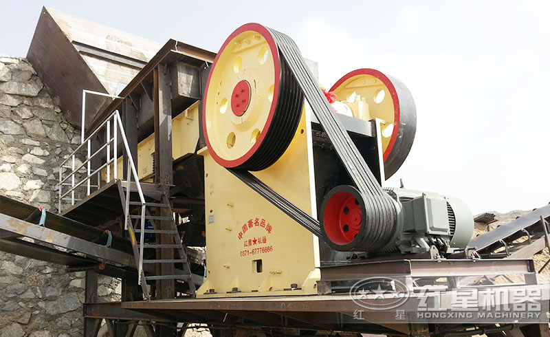 石頭破碎生產(chǎn)線現(xiàn)場(chǎng)圖