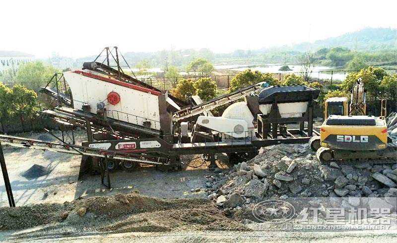 移動錘式破碎機作業(yè)現(xiàn)場，靈活方便