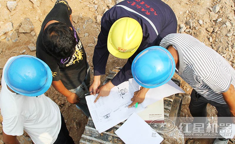 紅星機(jī)器技術(shù)人員為客戶(hù)配置設(shè)備