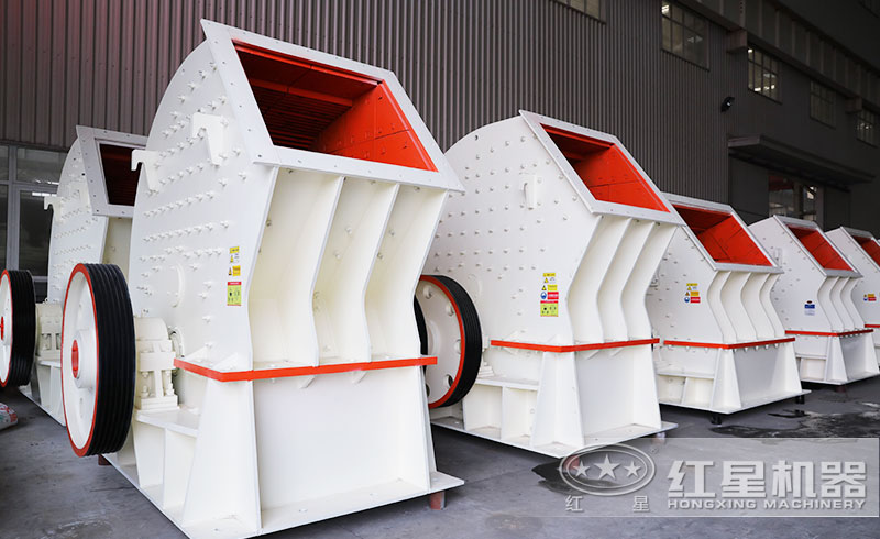 不同型號(hào)的重型錘式破碎機(jī)
