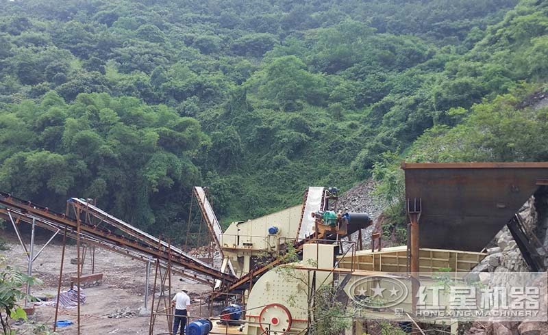 重型錘式破碎機(jī)作業(yè)現(xiàn)場(chǎng)