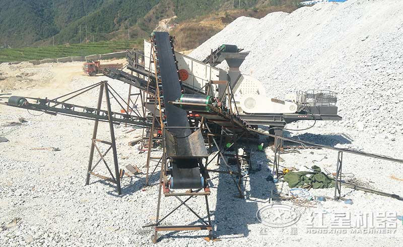 移動破碎機組建成移動式碎石生產(chǎn)線