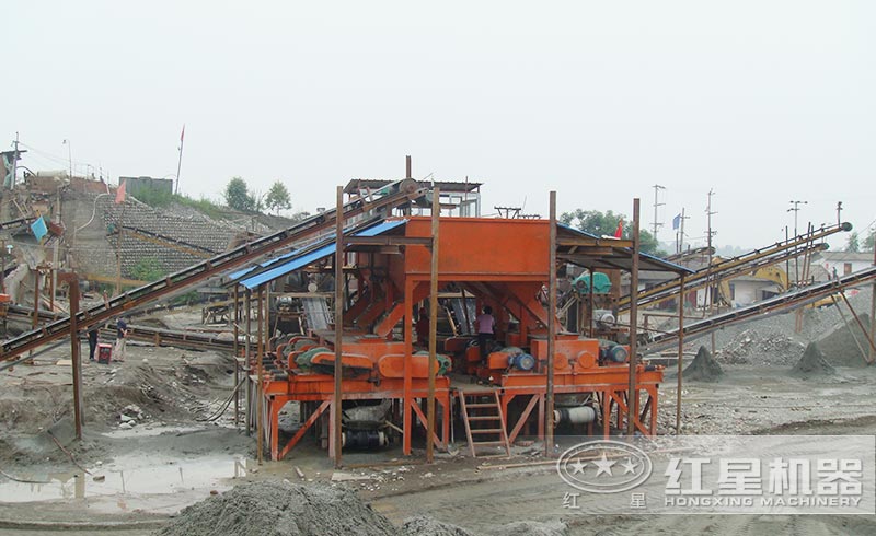 對(duì)輥式破碎機(jī)作業(yè)現(xiàn)場(chǎng)