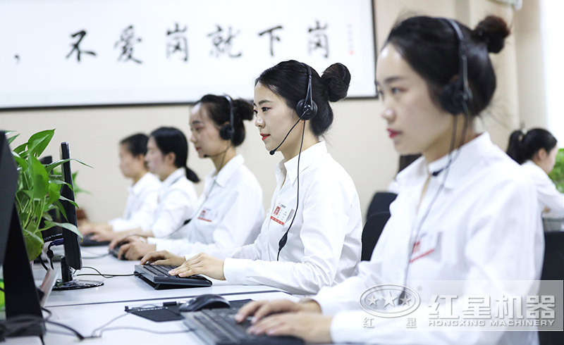 客服人員為用戶(hù)解答問(wèn)題