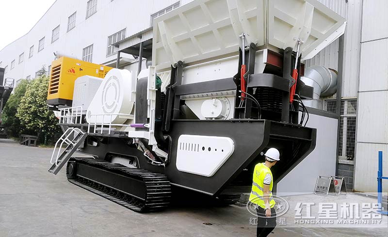 客戶參觀考察紅星小型移動(dòng)碎石機(jī)