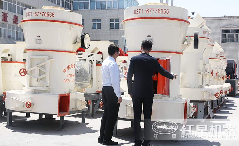 技術(shù)人員為客戶講解鋁礬土磨粉機