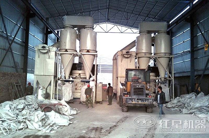 超細(xì)微粉磨粉機(jī)作業(yè)現(xiàn)場(chǎng)