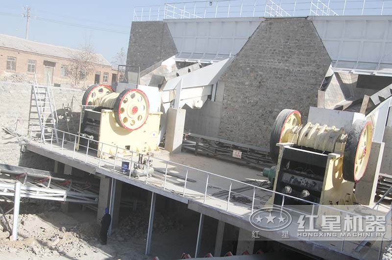 復(fù)擺顎式破碎機作業(yè)現(xiàn)場