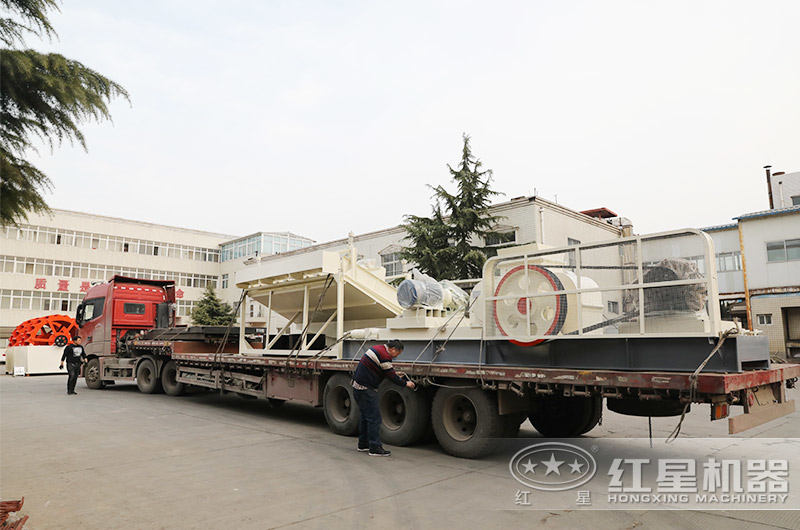 紅星對輥制砂機(jī)發(fā)貨現(xiàn)場