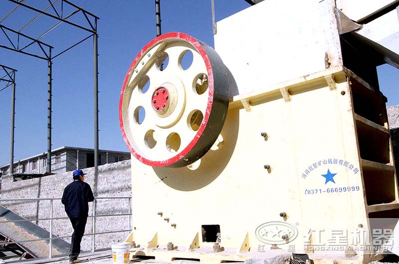時產350噸顎式破碎機生產現(xiàn)場