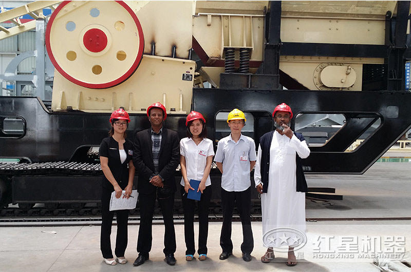 國外客戶來紅星考察移動(dòng)碎石機(jī)留影圖