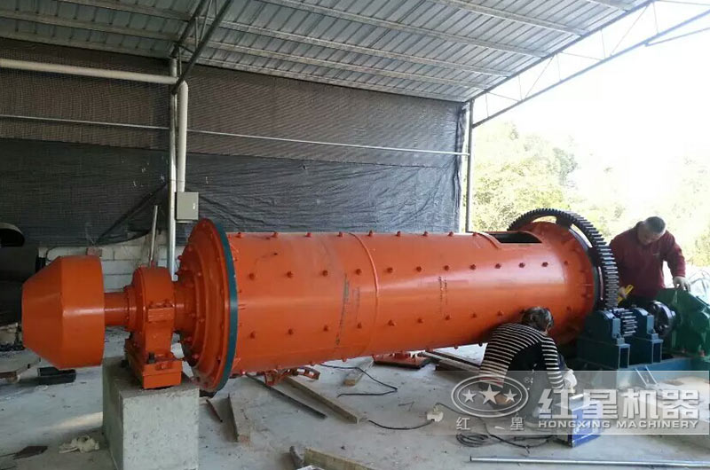 時產80噸的陶瓷球磨機作業(yè)現場